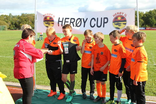 Herøy Cup 2019_Heidi deler ut premier