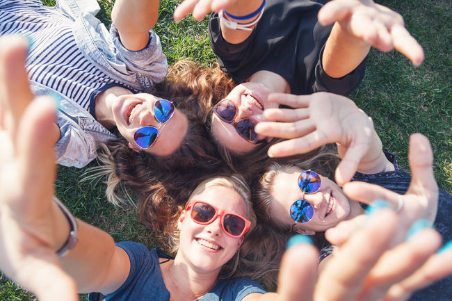 Illustrasjonsfoto Colourbox: Fire ungdommar som ligg på graset