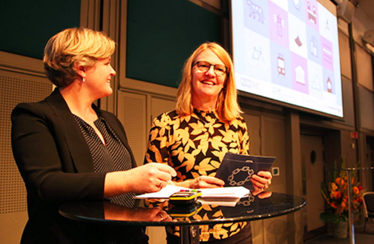 Kristin Standal i KS og Heidi Bunæs Eklund lanserte fredag prinsipper for klart språk i digitale tjenester på den internasjonale klarspråk-konferansen Plain. Foto: KS