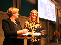 Kristin Standal i KS og Heidi Bunæs Eklund lanserte fredag prinsipper for klart språk i digitale tjenester på den internasjonale klarspråk-konferansen Plain. Foto: KS