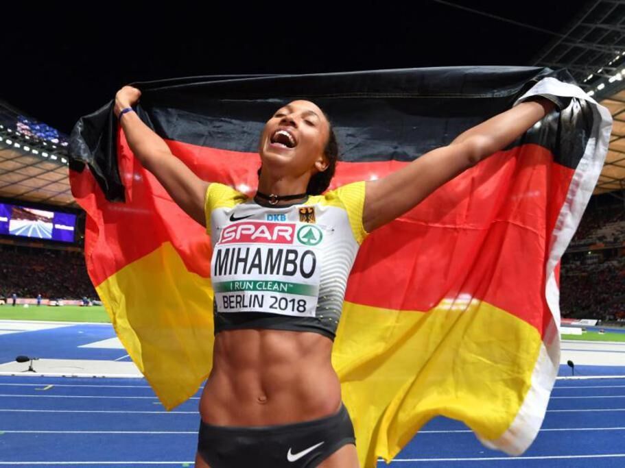 Nachdem die Anspannung von ihr abgefallen war konnte Malaika Mihambo ihren Sieg im Weitsprung genießen. Foto: Bernd Thissen