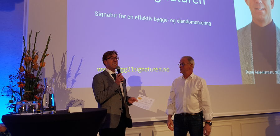 Rune Aale-Hansen, administrerende direktør i Norsk Kommunalteknisk Forening, sammen med Sverre Tiltnes, direktør i Bygg21. Foto: Lene Hollseter