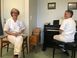 Det nye pianoet på Markatun lll er til stor glede for både beboere og ansatte. På bildet er Oddny Andersen (til venstre) og Kari Espen Ensrud. Foto: Gran kommune ©Gran kommune To ansatte på Marka helse- og omsorgssenter ved et piano.