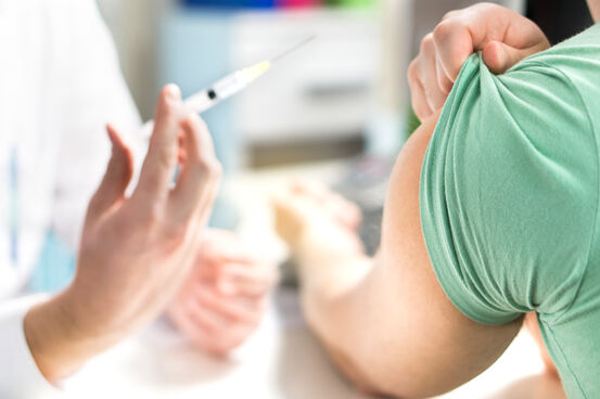 Illustrasjonsbilde: Colourbox Sjukepleiar setter vaksine i armen på pasient