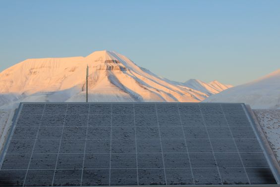 Solcellepanel i Adventdalen, som er et prøveprosjektet av UNIS/NMBU for undersøke mulighetene for etablering av en solcellepark her Solcellepanel i Adventdalen, som er et prøveprosjektet
