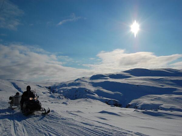 Foto Snøscooter og fjell