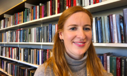 Før var det forfatteren og boka som sto sentralt på bibliotekene. I dag er det møtet mellom mennesker, en offentlig møteplass, i tillegg til bokutlån. Ragnhild Stuler på Deichman Bjerke i Oslo er stolt av endringen som er skjedd på bibliotekene. Fo