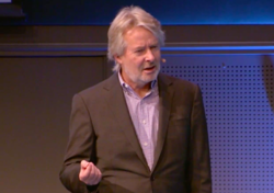 Torry Pedersen holdt et engasjerende innlegg. Foto: Difi (klipp fra video)