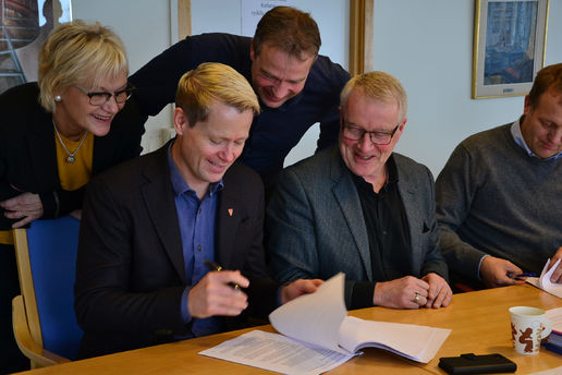 Det var tre glade ordførere fra Jevnaker, Gran og Lunner som kunne signere kontrakten med Telenor. Foto: Kine Vik-Erstad Ordførerne signerte kontrakten