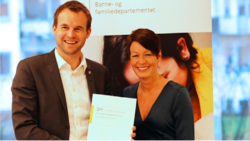 Leder av av Familievernutvalget, Line Henriette Holten, overleverte utvalgets utredning til barne- og familieminister Kjell Ingolf Ropstad. Foto: Regjeringen