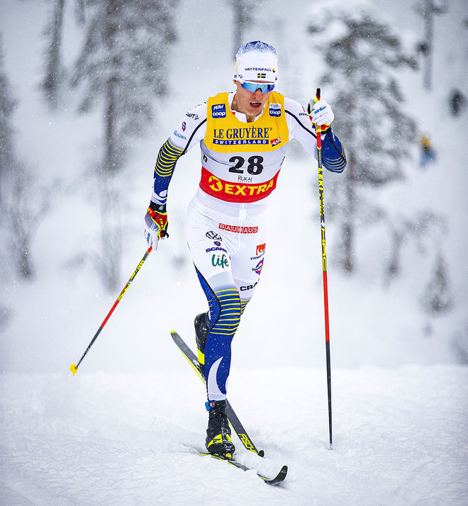 OSKAR SVENSSON på väg mot en 30:e plats i prologen i Ruka. Men han var ensam svensk som tog sig hela vägen till finalen. Foto: NORDIC FOCUS