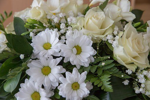 hvit blomsterbukett