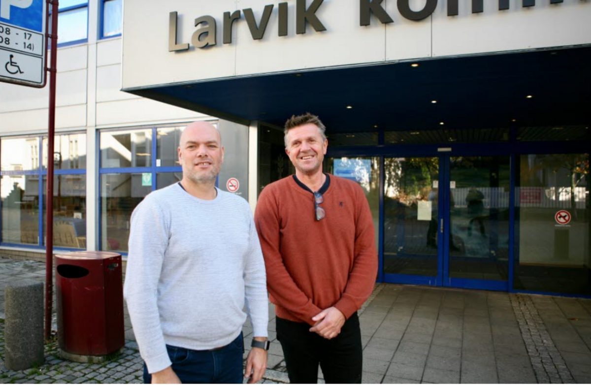 Geomatikk IKT i Trondheim har hatt jobben med å digitalisere byggesaksarkivene i Larvik kommune. Det har skjedd i tett samarbeid med virksomhetsleder Kolbjørn Hem og GIS-koordinator Odd Arne Bakke-Ludvigsen i Larvik kommune. Foto: KS