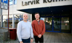 Geomatikk IKT i Trondheim har hatt jobben med å digitalisere byggesaksarkivene i Larvik kommune. Det har skjedd i tett samarbeid med virksomhetsleder Kolbjørn Hem og GIS-koordinator Odd Arne Bakke-Ludvigsen i Larvik kommune. Foto: KS