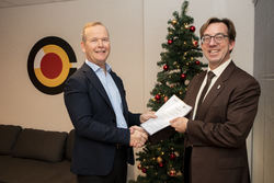 Rolf Søtorp, adm. dir., Norsk brannvernforening (t.v.) og Rune Aale-Hansen, adm. dir., NKF har signert samarbeidsavtalen. Foto: Mari Bræin Faaberg, Norsk brannvernforening.