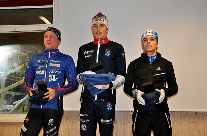 WILLIAM POROMAA (mitten) vann H19-20 och var snabbast av alla i Daniel Karlssons Minne. Här med tvåan och trean i klassen: William Schultz, IFK Umeå (th) och Anton Eriksson, Sollefteå.