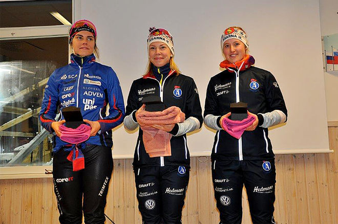 ÅSARNA-SEGER också i damklassen. Emma Wikén (mitten) vann före Jenny Solin, Sollefteå (tv) och klubbkompisen Frida Hallquist i D21.
