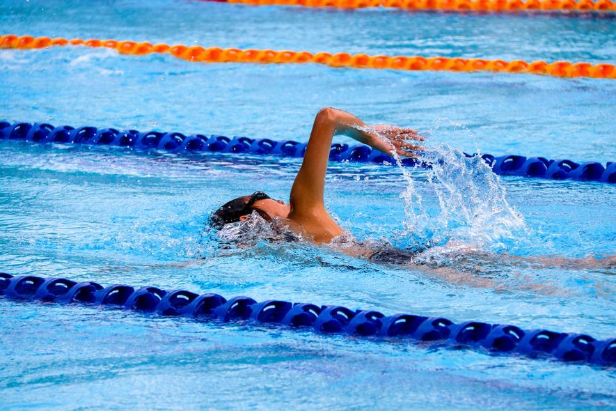 Illustrasjonsfoto av en svømmer i svømmehall