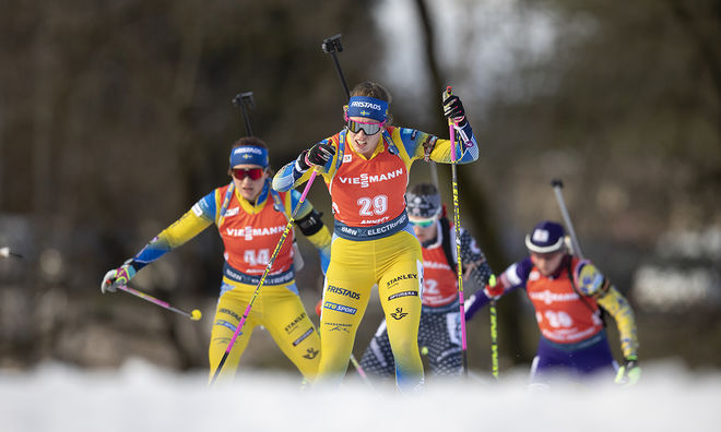 ELVIRA ÖBERG är första i den här klungan men ute till vänster i bild kommer Linn Persson forsade och hon blev bästa svenska. Foto: NORDIC FOCUS