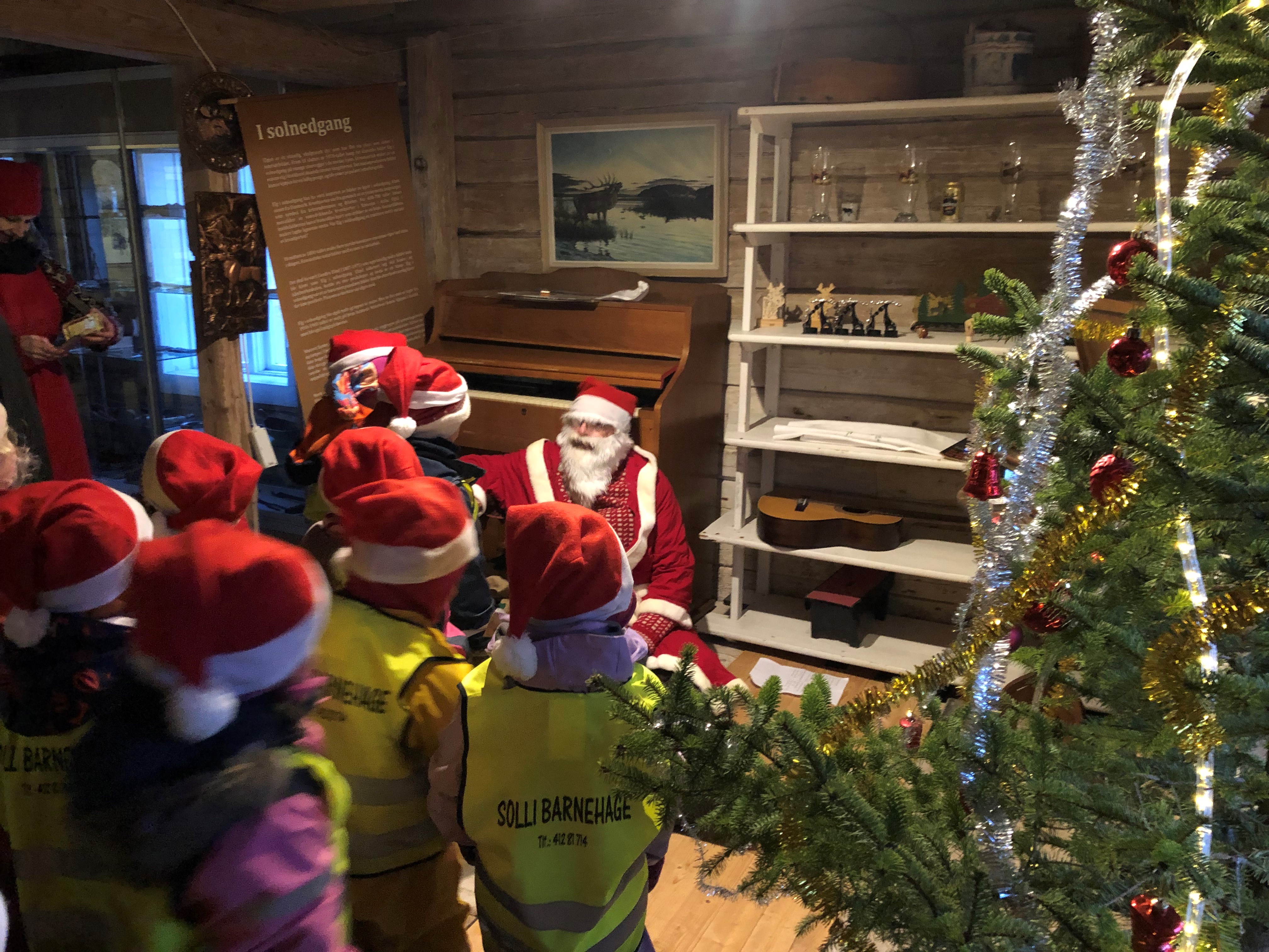 Solli barnehage på nissebeøk på Herøy bygdesamling_1