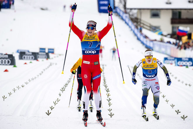 ASTRID UHRENHOLDT JACOBSEN jublar för sin första seger för året, medan Ebba Andersson bara är 0,4 sekunder efter i mål. Foto: NORDIC FOCUS