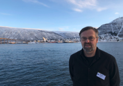 Terje Indgjerd fra Overhalla kommune er Norges beste byggesaksbehandler. Her med Tromsdalen og Ishavskatedralen i bakgrunnen. Foto: Sindre Haarr