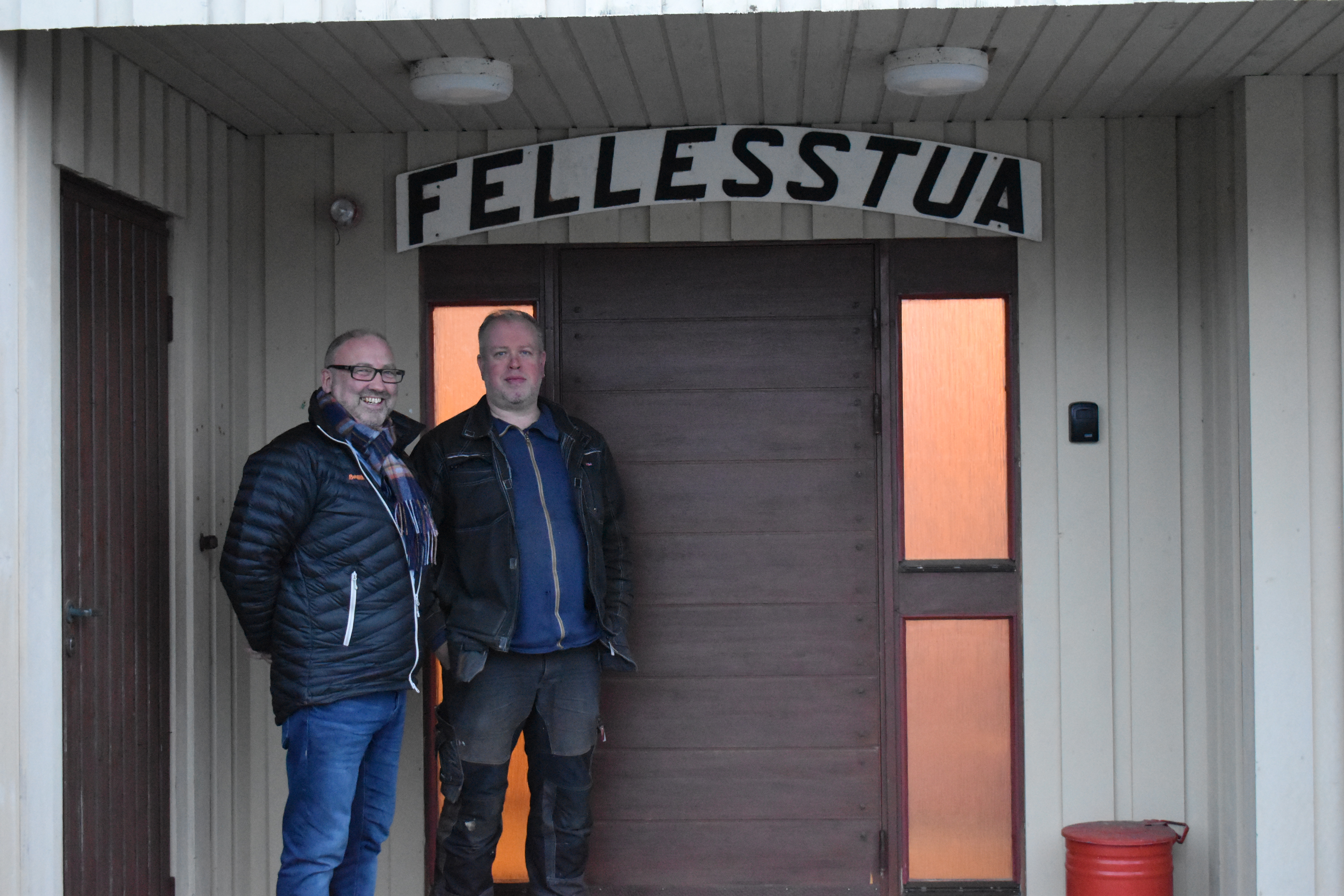 Renovering av Fellesstua_Roger og Morten utvendig