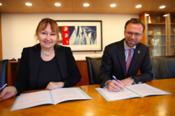 Styreleder i KS Gunn Marit Helgesen og digitaliseringsminister Nikolai Astrup underskriver avtalen. Foto: KS