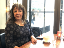– Jeg følte meg ubrukelig, og det er ikke god helse i det, sier Kristin Berg som er født blind. Hun har deltatt i en undersøkelse om synshemmedes forhold til IKT på jobb. Foto: Elin Ruhlin Gjuvsland