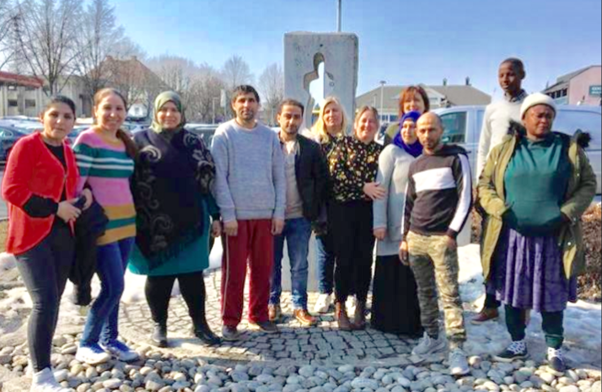 Deltakere har siden mai 2019 hatt internpraksis to dager per uke hos flyktningetjenesten i Stange. De har hatt opplæring i forskjellige temaer.