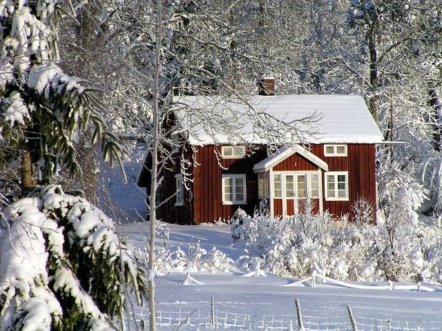 gammelt hus med snø