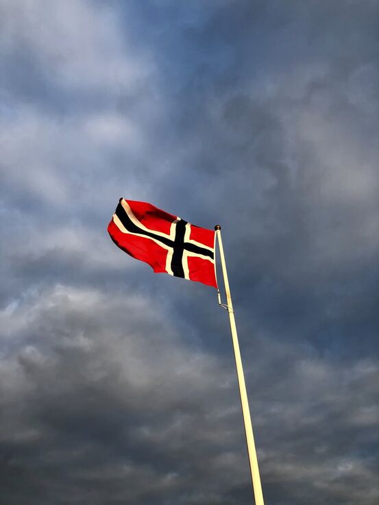flaggstang med norsk flagg
