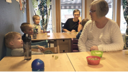 JO MERE VI ER SAMMEN: Ledelsen og de ansatte i Eid kommunale barnehage i Melhus har blitt flinkere til å snakke sammen og samarbeide tettere, etter at de lærte seg å bruke et såkalt trepartssamarbeid. Til høyre er Kathrine Lervik, tillitsvalgt i barn