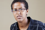 Bildet viser et portrett av forfatter Amal Aden