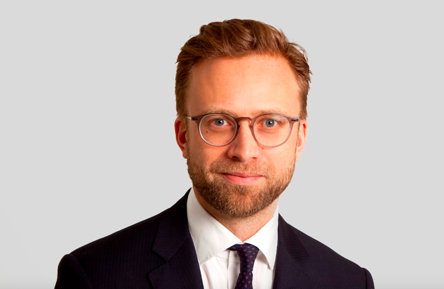 Kommunal- og moderniseringsminister Nikolai Astrup holder åpningsforedraget på lederkonferansen 10.12. Foto: Sturlason/Utenriksdepartementet Kommunal- og moderniseringsminister Nikolai Astrup holder åpningsforedraget på lederkonferansen 10.12. Foto: Sturlason/Utenriksdepartementet