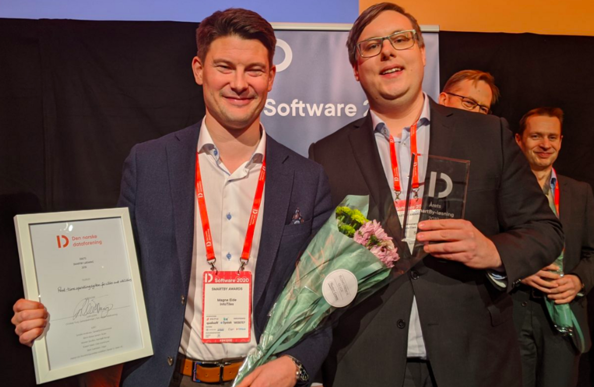 Magnus Eide og Marco Westergren fra InfoTiles vant årets SmartBy-pris. Foto: Den Norske Dataforening.