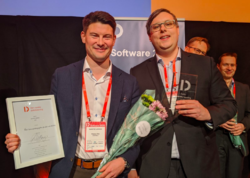 Magnus Eide og Marco Westergren fra InfoTiles vant årets SmartBy-pris. Foto: Den Norske Dataforening.