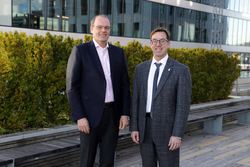 ØKT SAMARBEID FOR Å FOREBYGGE SKADER PÅ KOMMUNALE BYGG: Tore Tenold, administrerende direktør i KLP Skadeforsikring (t.v.) og Rune Aale-Hansen, administrerende direktør, Norsk Kommunalteknisk Forening. Foto: Marianne Wright Pedersen