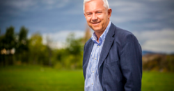 Bjørn O. Hopland driver konsulentvirksomhet gjennom selskapet smartendring.no. Basert på blant annet egne erfaringer fra fjernledelse hos Microsoft, lærer han bort smarte grep for å beherske den nye fleksible arbeidshverdagen. Foto: Juan Jose Jimenez.