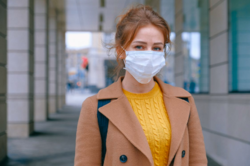 – Dette er svært viktig kunnskap for å vurdere hvordan viruset kan smitte, og hvilke tiltak som er relevante, sier Gunnveig Grødeland til forskning.no. Hun er forsker ved avdeling for immunologi ved Universitetet i Oslo. Illustrasjonsfoto: Anna Shvet