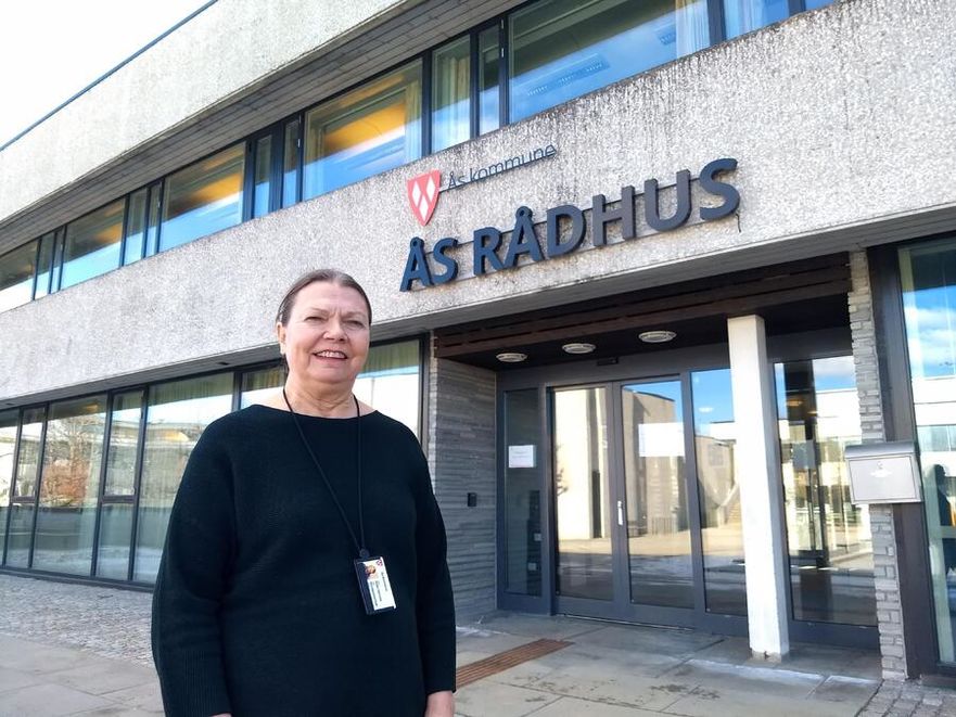 Kommuneoverlege i Ås kommune Sidsel Storhaug, får mange spørsmål om koronavirus. Foto: Ellen M. Ceeberg/Ås kommune Fotografi av kommuneoverlege i Ås kommune Sidsel Storhaug utenfor Ås rådhus.
