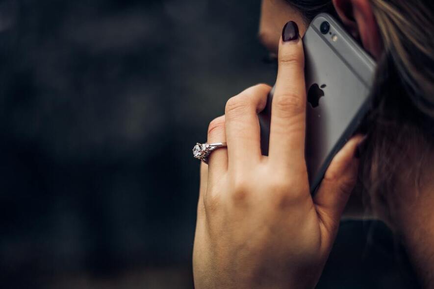 Fotografi av dame som ringer med mobiltelefon