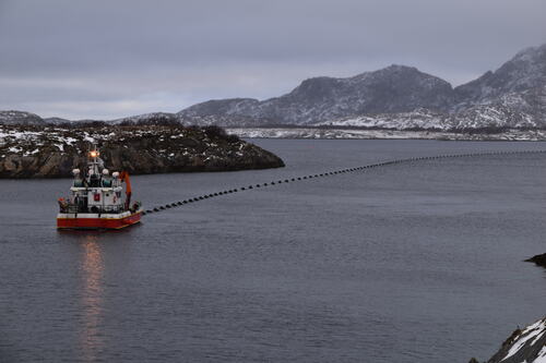 Her er Seløy undervannsservice i gang med å legge sjøledninga i midten av mars.