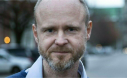 Arnstein Vestad er sikkerhetsarkitekt i Trondheim kommune, og oppfordrer alle til å tenke sikkerhet også når man jobber fra hjemmekontoret. Foto: Privat.