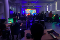 Ungdommens kulturhus Sarpsborg har eget e-sportsenter. Mens kulturhuset holder koronastengt, kan ungdommen møtes online i kommunens digitale ungdomshus. Foto: Medieverkstedet, Ungdommens kulturhus Sarpsborg
