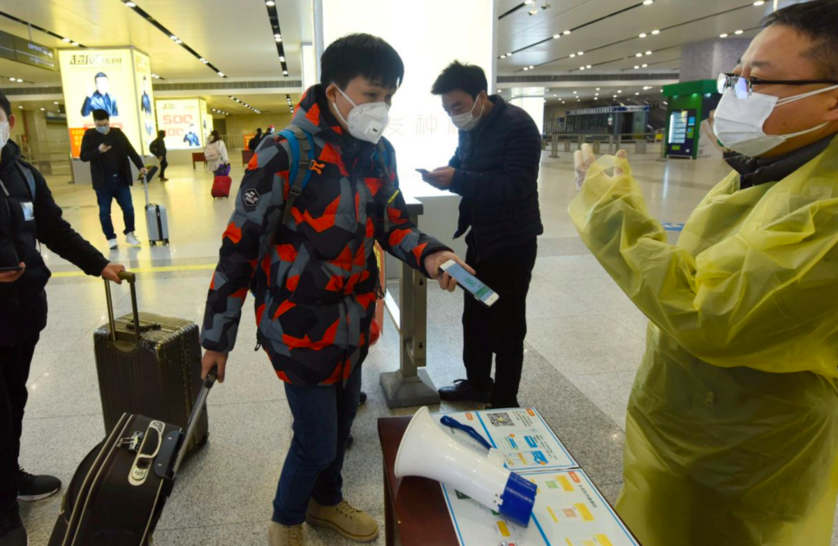Reisende i Kina må vise frem grønn QR-kode på en helseapp på telefonen for å få lov til å gå inn på togstasjonen i Hangzhou i Zhejiang-provinsen. Foto: China Daily via Reuters
