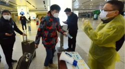Reisende i Kina må vise frem grønn QR-kode på en helseapp på telefonen for å få lov til å gå inn på togstasjonen i Hangzhou i Zhejiang-provinsen. Foto: China Daily via Reuters