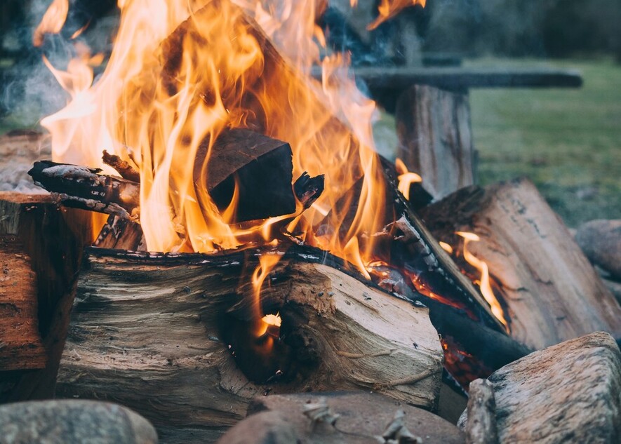 Illustrasjonsfoto av et bål med flammer