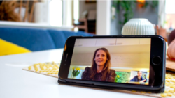 Digitaliseringsminister Linda Hofstad Helleland har selv tatt i bruk nye måter å være sammen med andre på de siste ukene. Hun tror befolkningen nå tar et kvantesprang i digital kompetanse. Foto: Per Øyvind Fange / NRK.