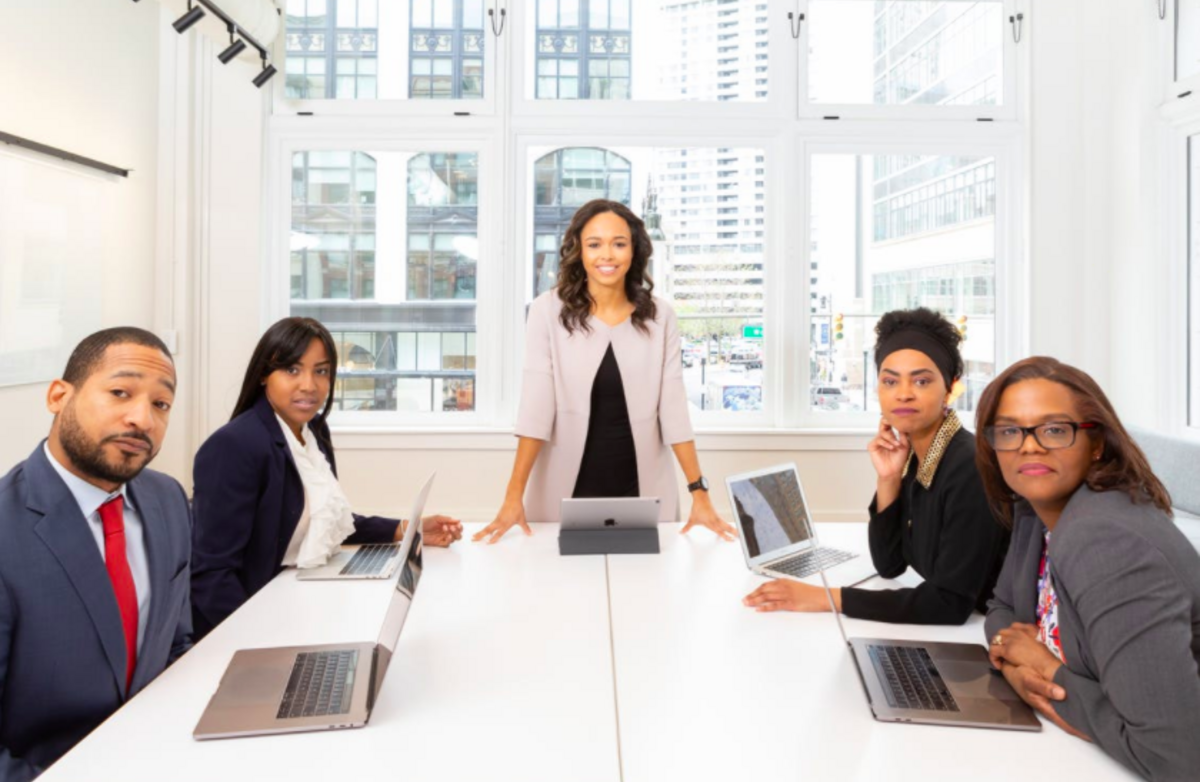 Forskning tyder på at kvinner er mer tilbøyelig til å lede ved å inspirere sine medarbeidere, framfor å instruere. Det viser seg å være en effektiv lederstil. Foto: Rebrand Cities.